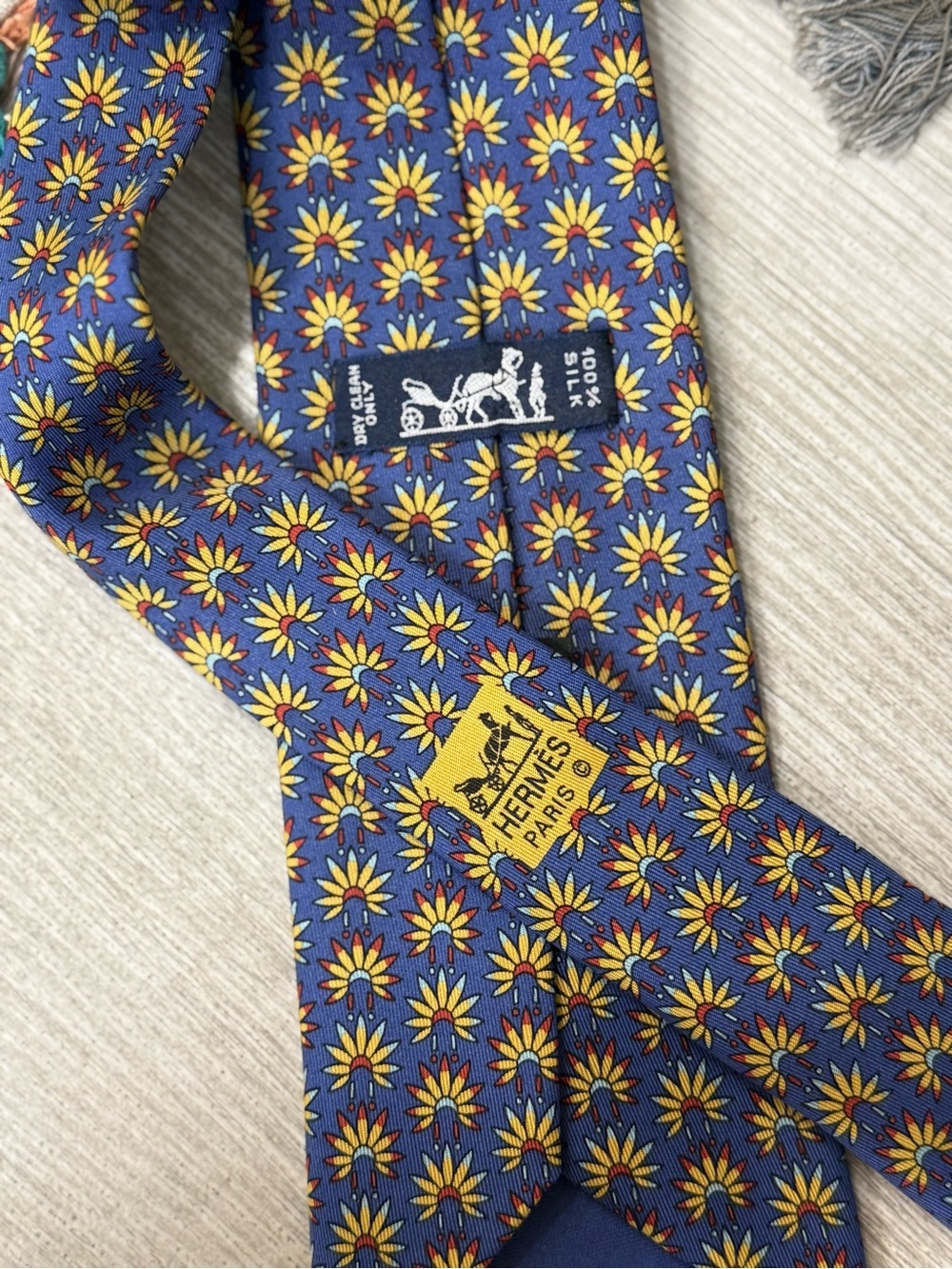 Men’s Hermes Paris Native Headdress Silk Tie - Picture 4 of 8